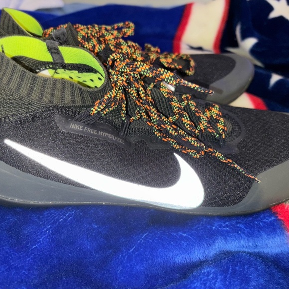 Nike Black and Yellow Athletic Shoes - Picture 2 of 5